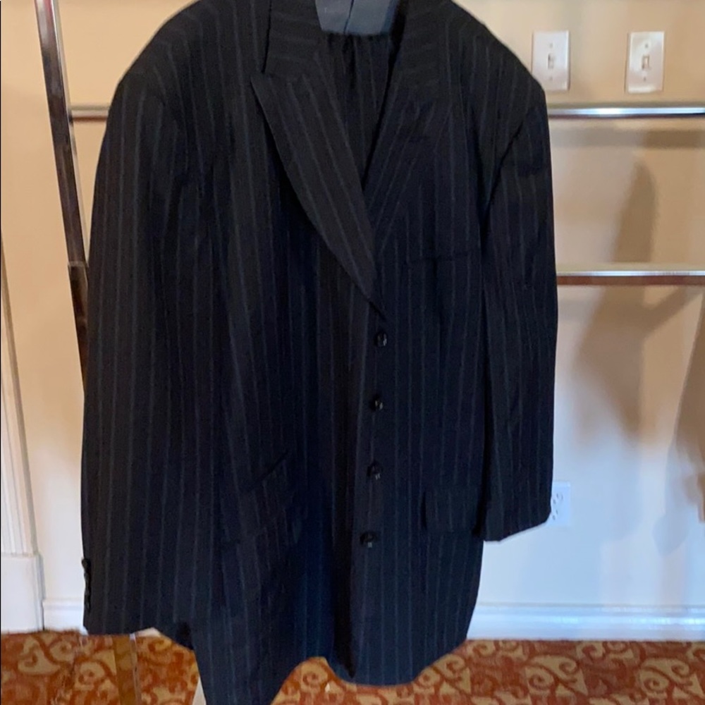 Men’s 2 piece 4 button suit like new